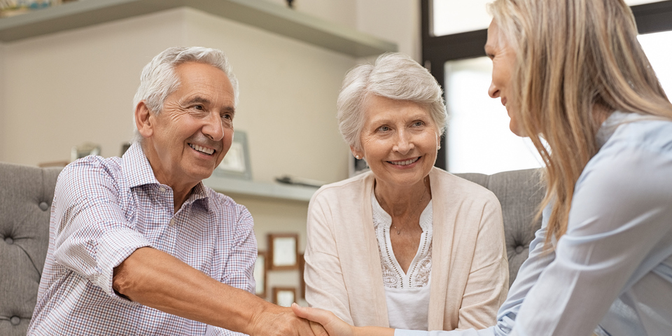 Handdruk van een man na een gesprek met een ergotherapeute